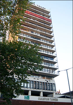 Foto van de voorgevel van Colston Tower in 2013