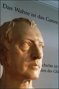 Foto van een borstbeeld van Hegel