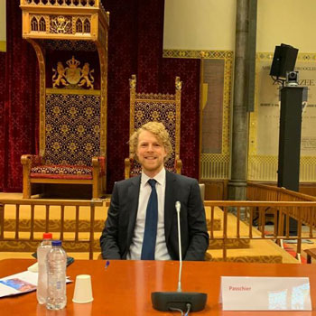 Foto van Reijer Passchier voor de troon in de Ridderzaal op het Binnenhof te Den Haag.