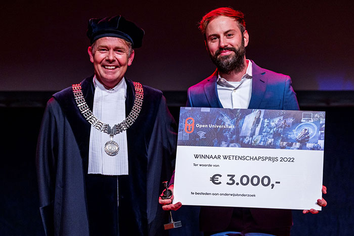 Theo Bastiaens en Alexander Henkel met een uitvergrote, symbolische cheque