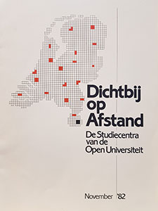 Omslag nota Dichtbij op afstand met een kaart van Nederland met daarop aangegeven de studiecentra en hoofdvestiging.