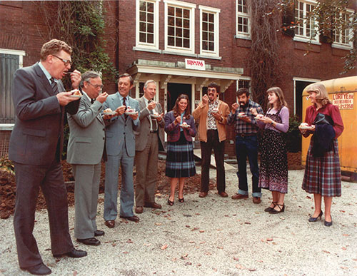 Eerste werkdag Open Universiteit wordt gevierd met Limburgse vlaai.