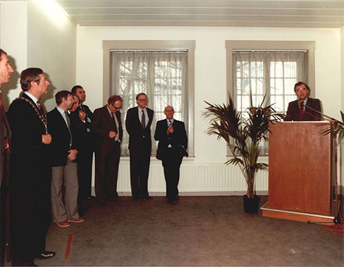 Sjeng Kremers spreekt een groep toe in Villa Zomerweelde.