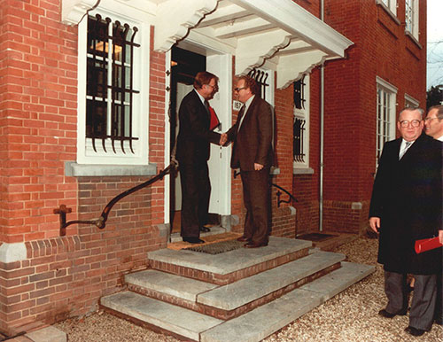 Leibbrandt en Van Kemenade schudden elkaar de hand bij de open voordeur van Villa Zomerweelde