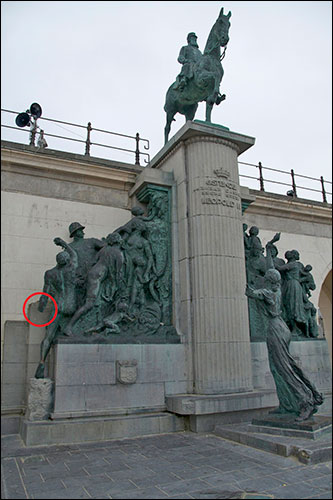 Standbeeld van Leopold II in Oostende, waarbij een hand van een Afrikaan door actievoerders is weggehaald (2012, Michael Beaton op Flickr)