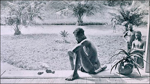 Zwart-wit foto met Congolezen en palmbomen