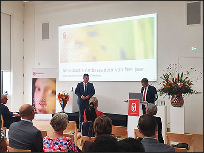 De nieuwe ambassadeur wordt door de rector aan de zaal voorgesteld